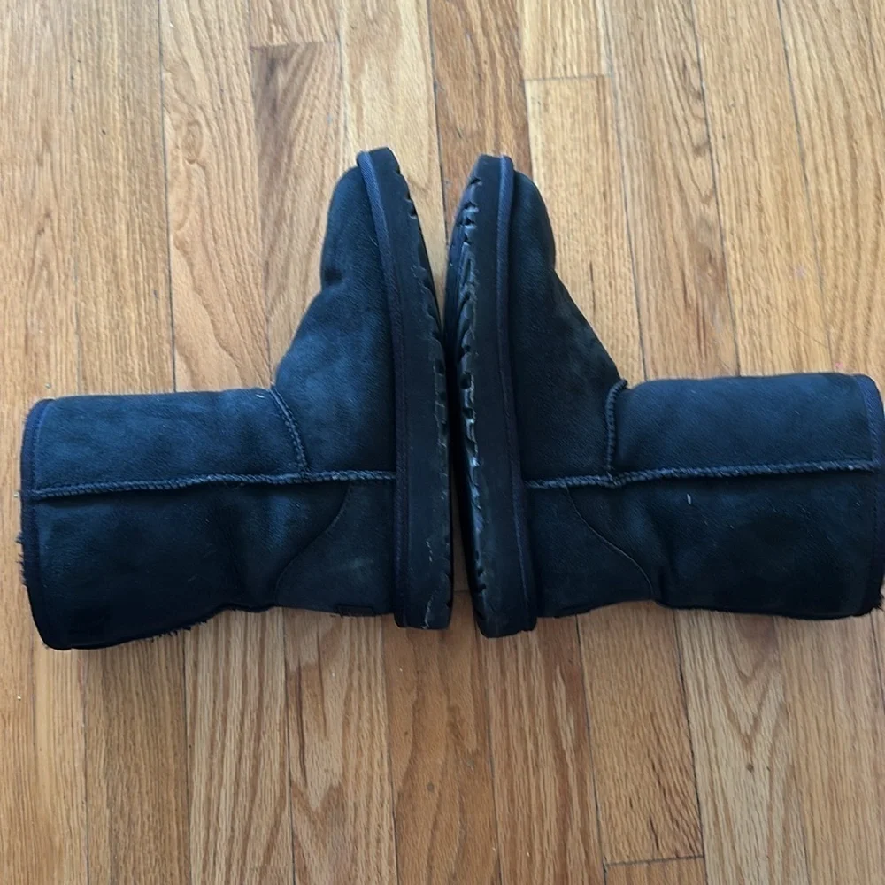 Ugg sz 7 Black Suede shearling Fur-Lined Boots good pre owned condition